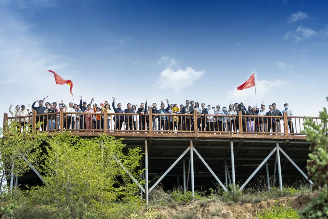 登山(shān)踏青聚合力 黨建引領譜新(xīn)篇